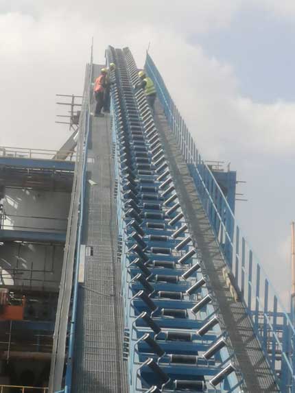 conveyor structre with roller guide