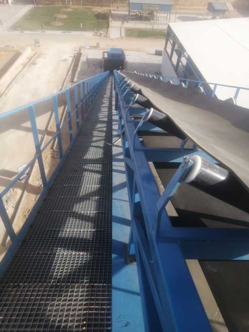 belt conveyor with roller guides