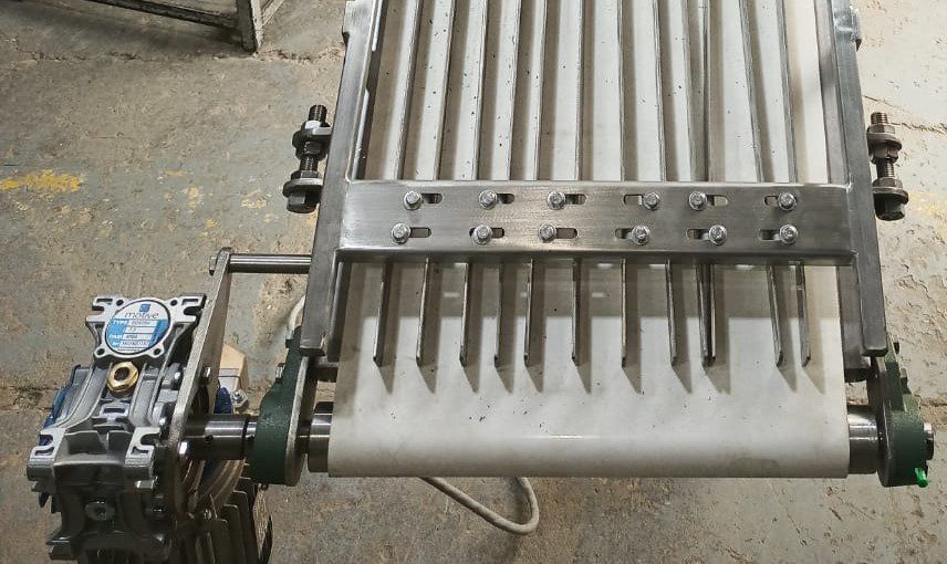 conveyor system for packing machine